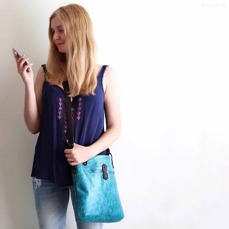 Austin. Turquoise leather crossbody tote