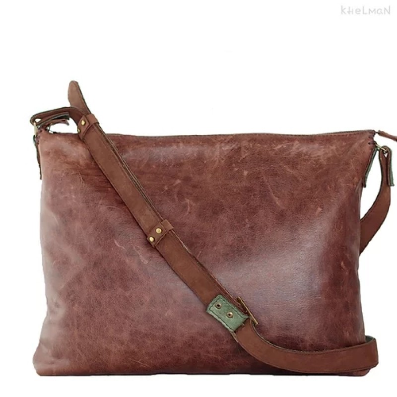 Calipso. Brown leather crossbody bag